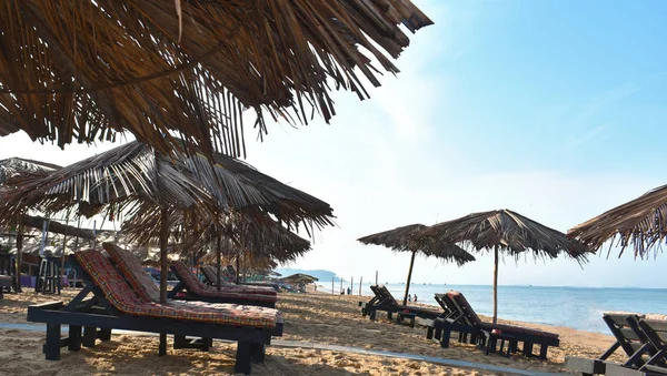 Cadeira Com Guarda Chuva Folha Praia Goa Para Relaxar — Fotografia de Stock