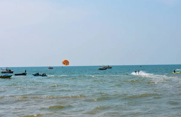 Различные Водные Развлечения Середине Океана Пляжах Гоа Парусным Спортом — стоковое фото