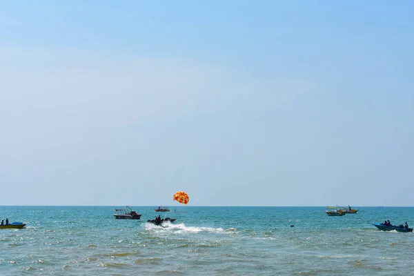 Olika Vattenaktiviteter Mitt Havet Goa Stränder — Stockfoto