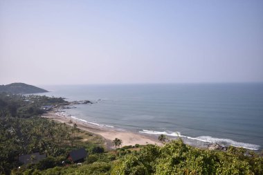 Tepeden temiz okyanus manzarası