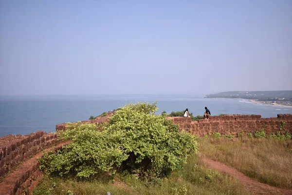 Parejas Sentadas Frontera Antiguo Fuerte Goa — Foto de Stock