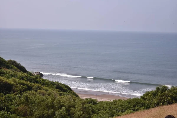 Petites Vagues Traversant Océan Entre Paysage — Photo