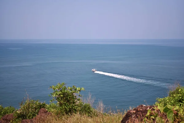 Malý Člun Pohybující Oceánu Zachycen Vrcholu Kopce — Stock fotografie