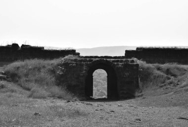 Chapora Kalesi 'nin giriş kapısının siyah beyaz görüntüsü