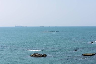 Etrafında kimse olmadan güzel mavi okyanus