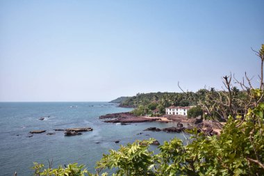 Dona Paula 'nın bakış açısından çekilmiş düzenlenmemiş mavi okyanus görüntüsü