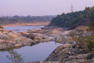 Su yokuş aşağı akar kayaları keser ve bir nehir oluşturur.
