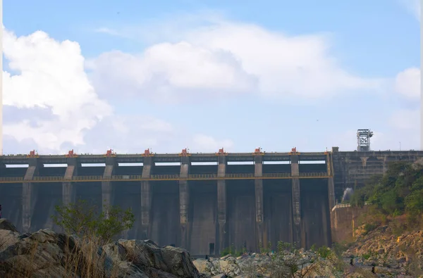 Ein Bild Von Wassertoren Einem Damm Mit Schönen Wolken Einem — Stockfoto