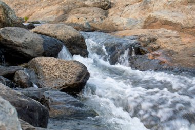 Kayalar arasında akan suyun uzun pozlu görüntüsü 2020
