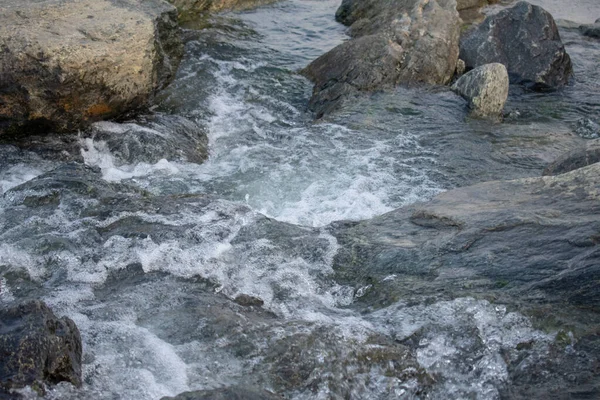 Yokuş aşağı akan beyaz suyun uzun pozlama sahnesi