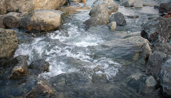 Studená Bílá Průzračná Voda Tekoucí Kopce Vrcholu Hory — Stock fotografie
