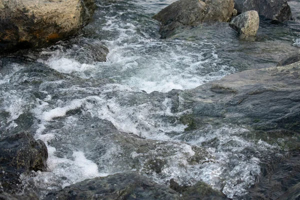 Eau Descendant Travers Les Rochers Images De Stock Libres De Droits