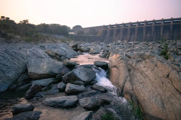 Water Dat Tussen Rotsen Stroomt Nadat Het Een Dam Gebruikt — Stockfoto