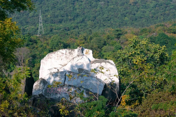 Изображение Индуистского Бога Белой Скалой Найденной Вершине Холма — стоковое фото