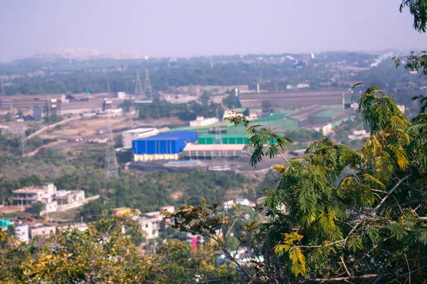丘の上から撮影された工業地帯の眺め — ストック写真