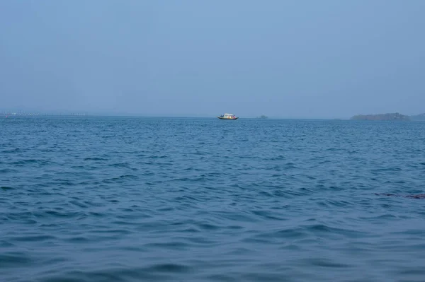 Beau Lac Bleu Avec Petites Vagues Coulant Avec Bateau Dans — Photo