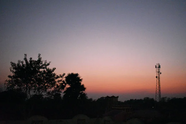 夕阳西下的一个美丽的夜晚 天空一片橘红色 — 图库照片