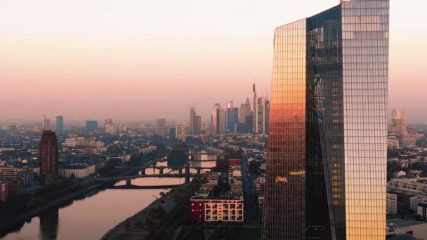 Frankfurt Ecb Skyline Flygfoto Vid Tidig Soluppgång Reflekterande Sol — Stockvideo