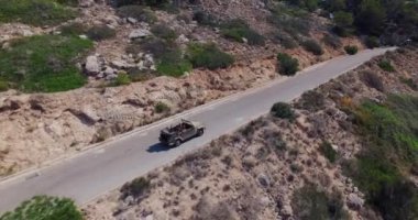 Palma de Mallorca üzerinde öğlen güneşinde İHA uçağı sahil caddesindeki 4K 'da vurulan aracı takip ediyor.