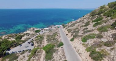Öğle vakti Palma de Mallorca üzerinde İHA uçağı sahil caddesindeki arabayı takip ediyor.