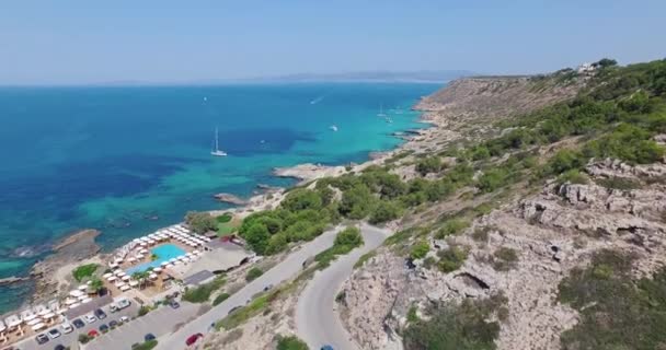 Drohnenflug Der Mittagssonne Über Palma Mallorca Nach Auto Auf Küstenstraße — Stockvideo