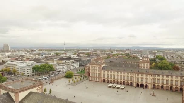 在Mannheim大学城堡上空的无人驾驶飞机在4K被击中 — 图库视频影像