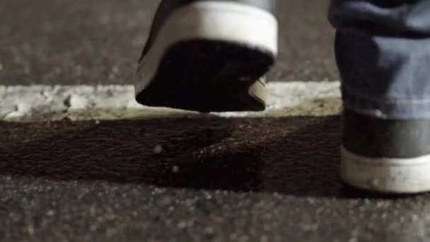 Hombre Caminando Cámara Lenta Sobre Hormigón Bajo Lluvia Por Noche — Vídeos de Stock