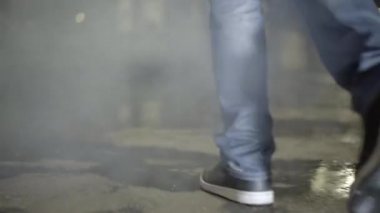 Adam yağmurda gökyüzüne doğru yürüyor. 4K 'da vuruldu.