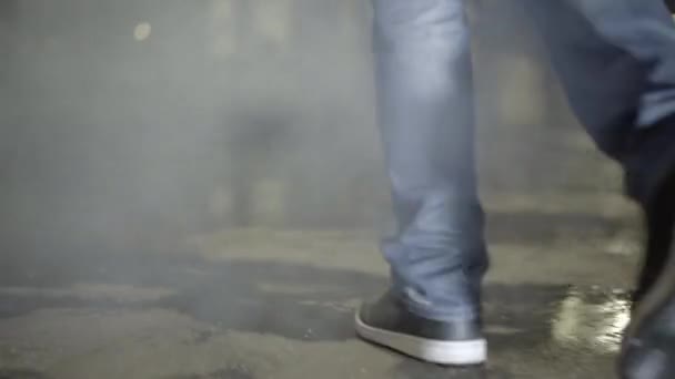 Hombre Caminando Hacia Horizonte Lluvia Por Noche Tiro — Vídeos de Stock