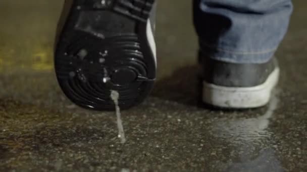 Hombre Caminando Cámara Lenta Sobre Hormigón Bajo Lluvia Por Noche — Vídeos de Stock