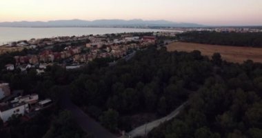 Hava aracı günbatımında Palma de Mallorca üzerinde 4K 'da vuruldu.