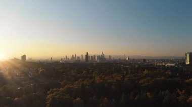 Gün batımında Frankfurt Skyline 'ın sinematik hava görüntüsü, manzara