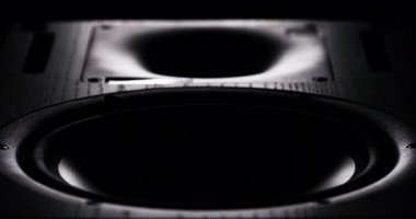 Yakından görüntü hareket ediyor alt-woofer müzik hoparlörleri titreşen membran renkli titreşimli ışık