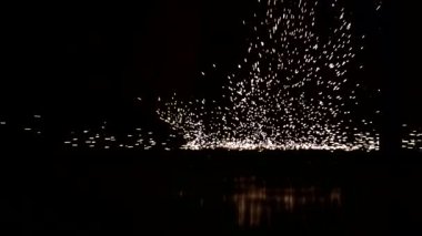 Endüstriyel atölyede kaynak yaparken kıvılcımlar düşüyor