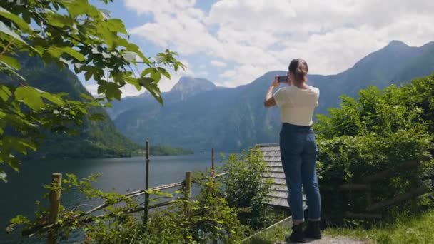 Vista Posterior Joven Mujer Tomando Fotos Famoso Lago Montaña Hallstatt — Vídeo de stock