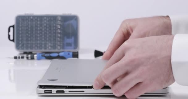 Service Medewerker Sluiten Laptop Geval Witte Ommuurde Lab — Stockvideo