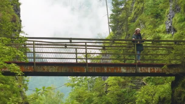 Salzburgerland Österrike Ung Kvinna Stående Gammal Rostig Bro Slow Motion — Stockvideo