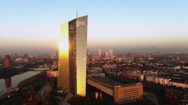 Frankfurt Ecb Skyline Luchtfoto Bij Zonsopgang Reflecterende Zon — Stockvideo