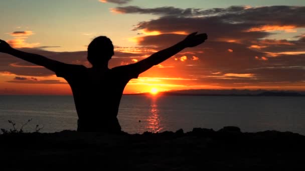 Jeune Femme Levant Les Mains Vers Haut Regardant Coucher Soleil — Video