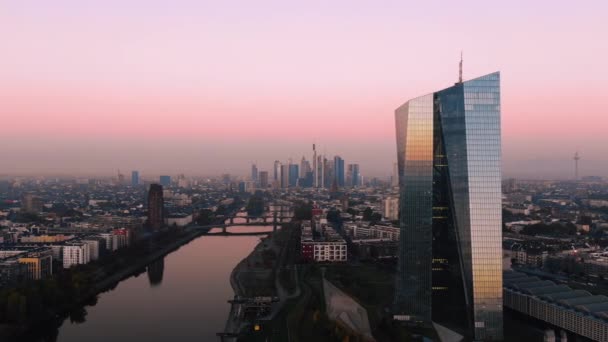 Frankfurt Ecb Skyline Luchtfoto Bij Zonsopgang Reflecterende Zon — Stockvideo