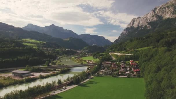 オーストリアの村の川の空中ビュー 山に囲まれた風景 — ストック動画