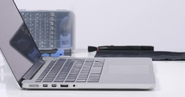 Service Medewerker Schoonmaken Laptop Toetsenbord Knoppen Met Perslucht Witte Ommuurde — Stockvideo