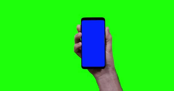 Uomo Mano Smartphone Con Chiave Cromatica Blu Schermo Verde Sullo — Video Stock