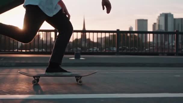 Skateboarder Πιέζει Για Γέφυρα Σούπερ Αργή Κίνηση Μπροστά Frankfurt Ουρανοξύστες — Αρχείο Βίντεο