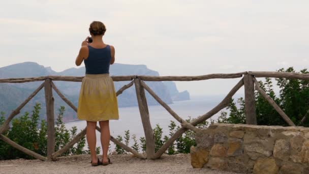 Atraktivní Žena Fotografování Moře Chytrým Telefonem — Stock video