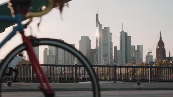 Skateboardista Tlačí Most Super Zpomaleném Filmu Přední Části Frankfurtu Mrakodrapy — Stock video