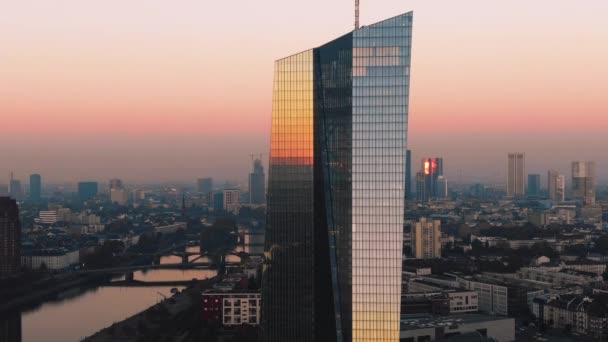 Frankfurt Ecb Skyline Antenn Skott Vid Tidig Soluppgång Reflekterande Sol — Stockvideo