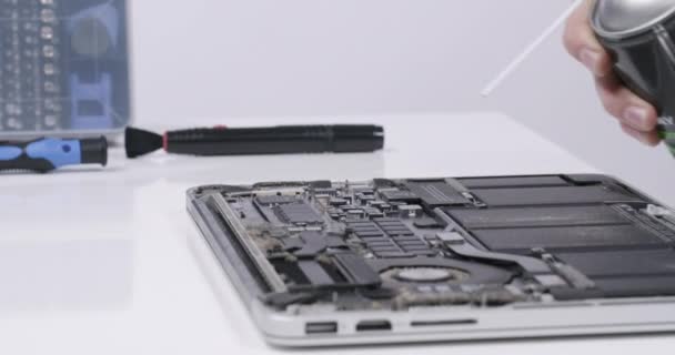 Service Worker Repairing Cleaning Dust Laptop Motherboard Circuit Board Cooler — Stock Video