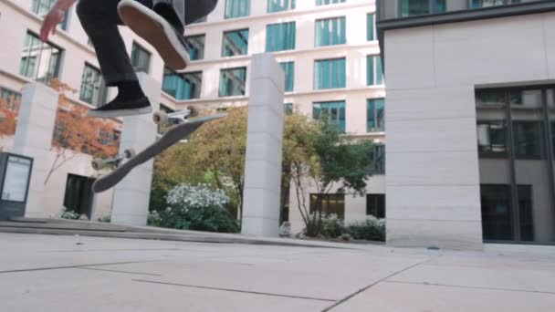 Skatista Cai Rua Fazendo Flip Trick Super Câmera Lenta Edifícios — Vídeo de Stock
