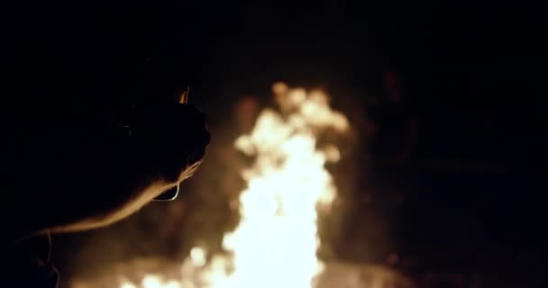 Homme Tenant Buvant Bière Devant Feu Camp Ralenti — Video